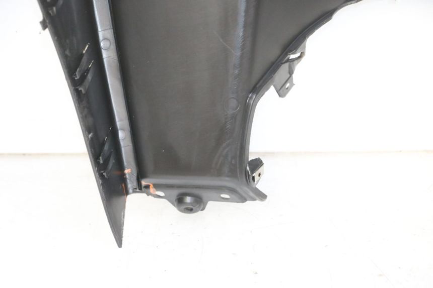 photo de TAPA FRONTAL INTERIOR PIAGGIO MP3 RL 250 (2006 - 2010) - Zoom sobre los componentes
