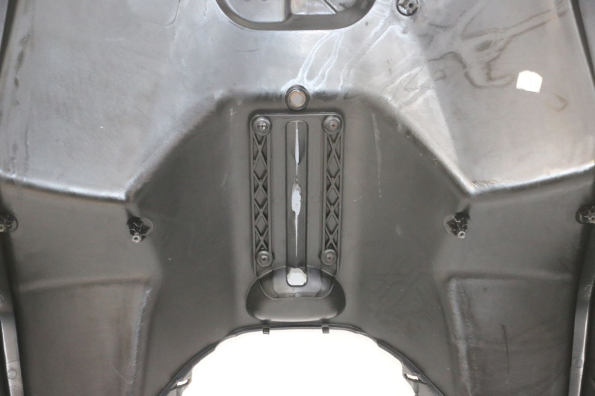 photo de TAPA FRONTAL INTERIOR PIAGGIO MP3 RL 250 (2006 - 2010) - Primer plano de alta resolución