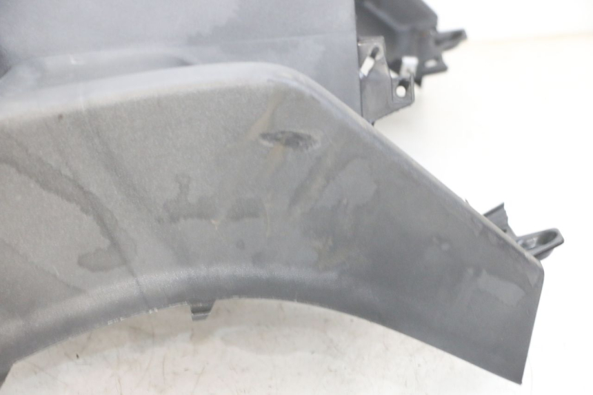 photo de TAPA FRONTAL INTERIOR PIAGGIO MP3 RL 250 (2006 - 2010) - Detalles de los puntos de fijación