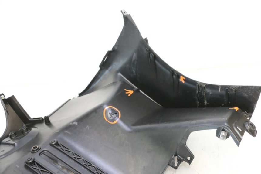photo de TAPA FRONTAL INTERIOR PIAGGIO MP3 RL 250 (2006 - 2010) - Primer plano técnico