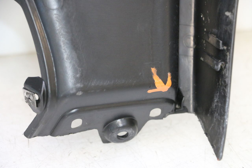 photo de TAPA FRONTAL INTERIOR PIAGGIO MP3 RL 250 (2006 - 2010) - Detalles de los puntos de fijación