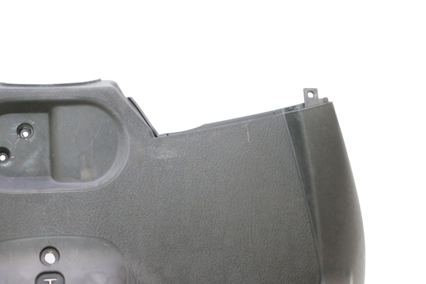 photo de TAPA FRONTAL INTERIOR PIAGGIO MP3 125 (2006 - 2014) - Zoom sobre los componentes