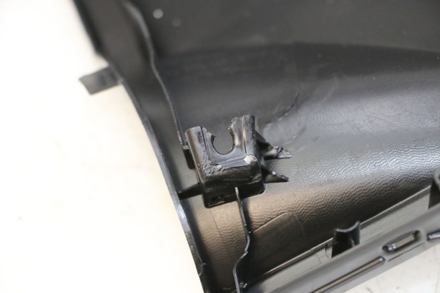 photo de TAPA FRONTAL INTERIOR YAMAHA NEO'S CORE 1 (2022 - 2026) - Primer plano de alta resolución