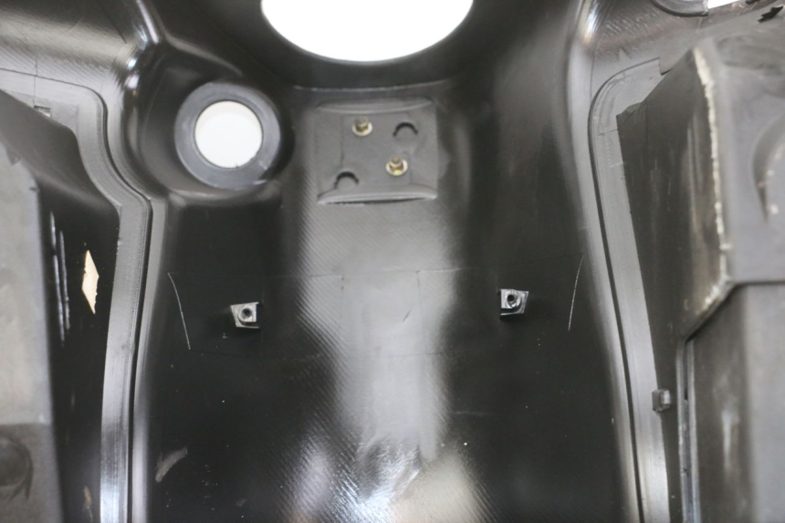 photo de TAPA FRONTAL INTERIOR PEUGEOT ELYSTAR 125 (2002 - 2007) - Primer plano técnico