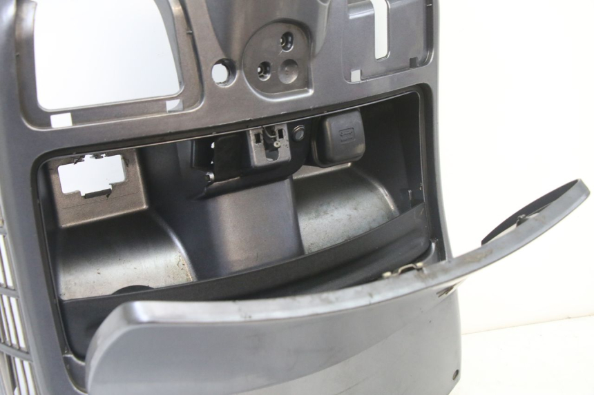 photo de TAPA FRONTAL INTERIOR PIAGGIO VESPA GRANTURISMO 125 (2003 - 2007) - Primer plano técnico
