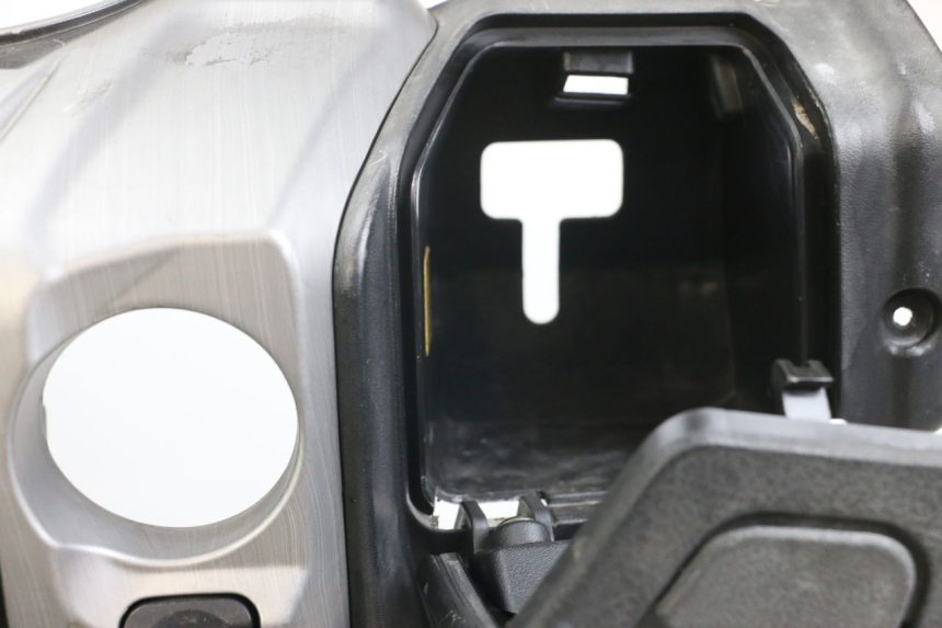 photo de TAPA FRONTAL INTERIOR DAELIM S3 125 (2010 - 2017) - Primer plano de alta resolución