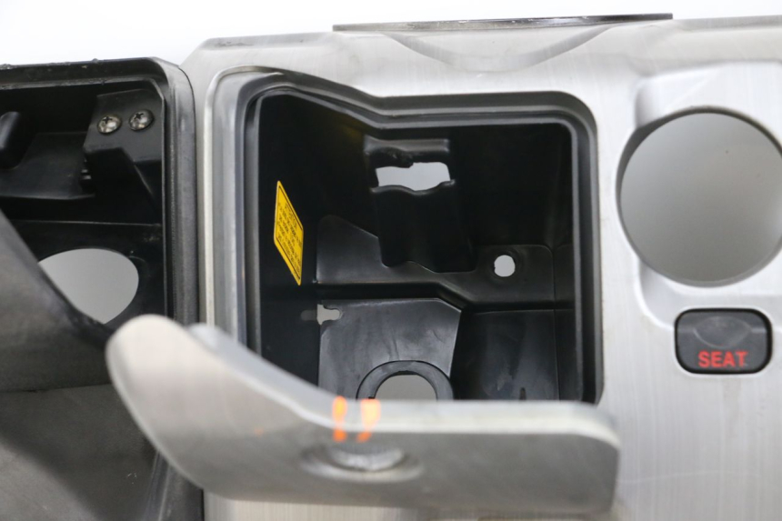 photo de TAPA FRONTAL INTERIOR DAELIM S3 125 (2010 - 2017) - Inspección visual detallada