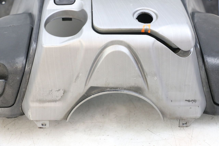 photo de TAPA FRONTAL INTERIOR DAELIM S3 125 (2010 - 2017) - Detalles de los puntos de fijación