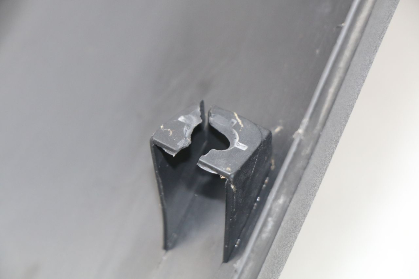 photo de TAPA FRONTAL INTERIOR DAELIM S4 50 (2010 - 2015) - Detalles de los puntos de fijación