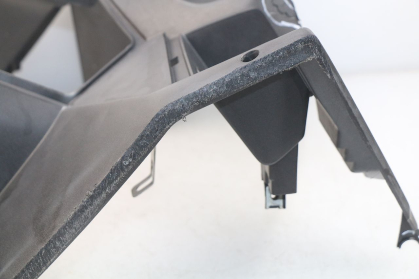 photo de TAPA FRONTAL INTERIOR PEUGEOT SATELIS 500 (2007 - 2013) - Detalles de los puntos de fijación