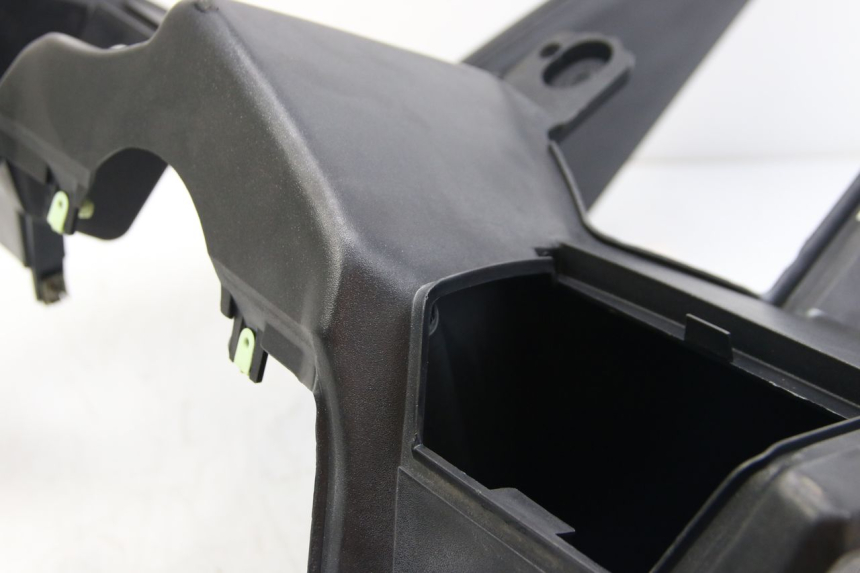 photo de PANEL INTERIOR PEUGEOT SATELIS 125 (2006 - 2009) - Zoom sobre los componentes