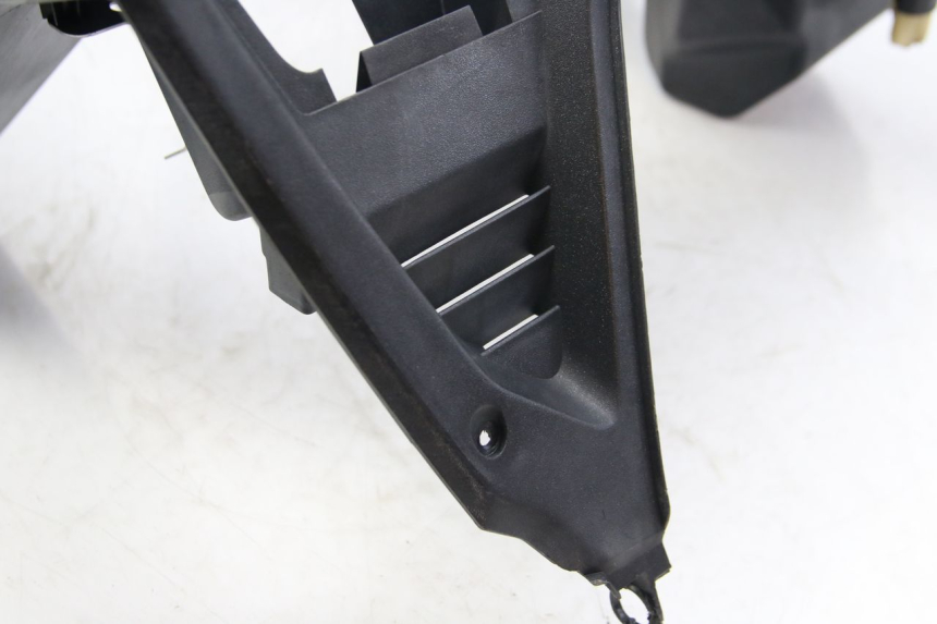 photo de PANEL INTERIOR PEUGEOT SATELIS 125 (2006 - 2009) - Perfil de la pieza de repuesto