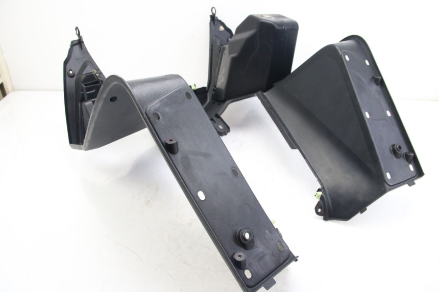 photo de PANEL INTERIOR PEUGEOT SATELIS 125 (2006 - 2009) - Detalles de los puntos de fijación