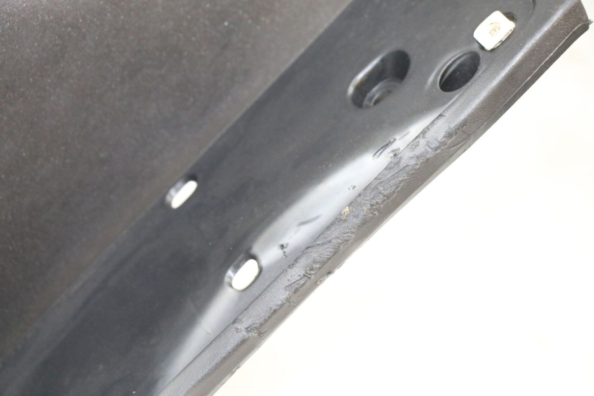 photo de TAPA FRONTAL INTERIOR PEUGEOT SATELIS 125 (2013 - 2018) - Detalles de los puntos de fijación