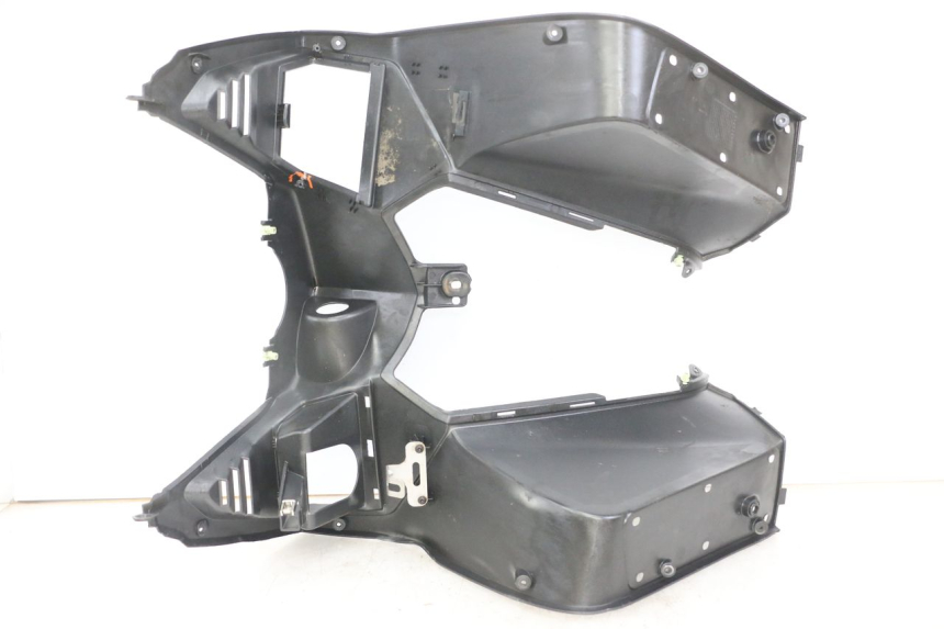 photo de TAPA FRONTAL INTERIOR PEUGEOT SATELIS 125 (2013 - 2018) - Detalles de los puntos de fijación