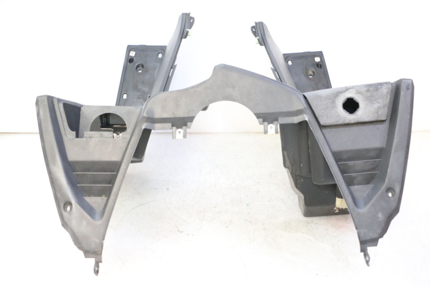 photo de TAPA FRONTAL INTERIOR PEUGEOT SATELIS 125 (2013 - 2018) - Zoom sobre los componentes