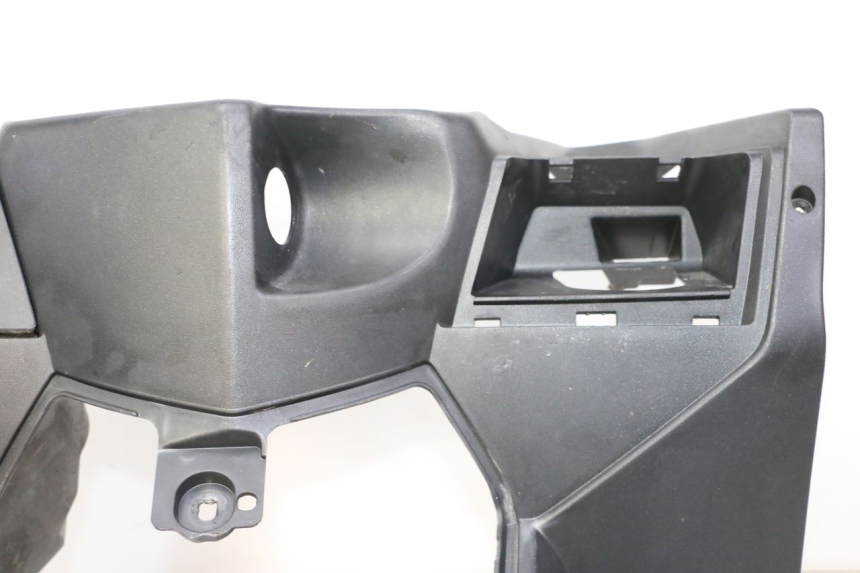 photo de TAPA FRONTAL INTERIOR PEUGEOT SATELIS 125 (2013 - 2018) - Enfoque en la estructura