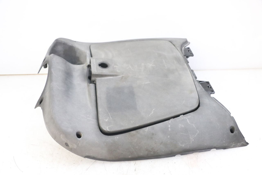 photo de TAPA FRONTAL INTERIOR APRILIA SCARABEO GT 125 (1999 - 2007) - Detalles de los puntos de fijación