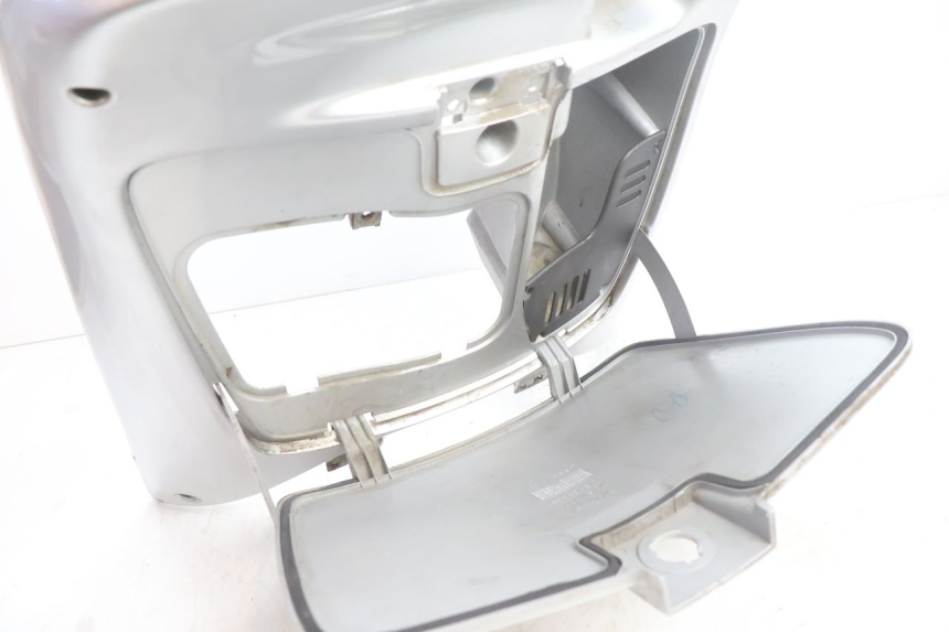 photo de TAPA FRONTAL INTERIOR APRILIA SCARABEO GT 125 (1999 - 2007) - Primer plano técnico