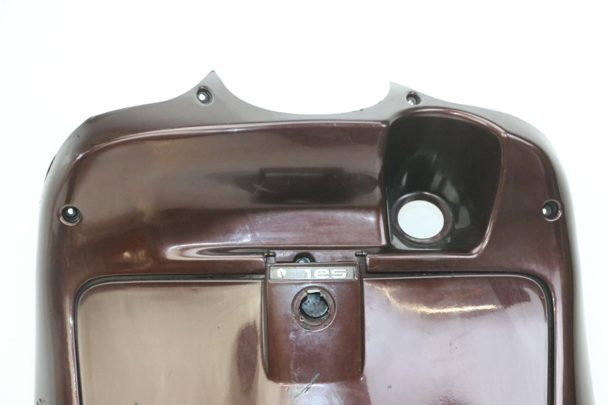 photo de TAPA FRONTAL INTERIOR APRILIA SCARABEO GT TOURING 125 (1999 - 2005) - Zoom sobre los componentes