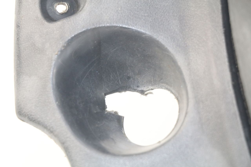 photo de TAPA FRONTAL INTERIOR HONDA SJ BALI 50 (1996 - 1999) - Zoom sobre los componentes