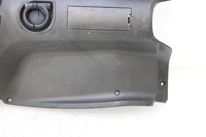 photo de TAPA FRONTAL INTERIOR APRILIA SR MOTARD 50 (2012 - 2018) - Zoom sobre los componentes