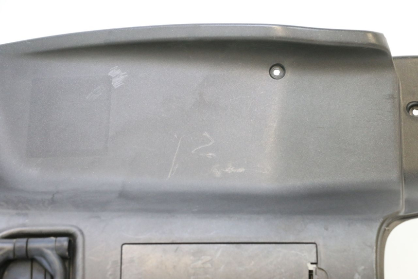 photo de TAPA FRONTAL INTERIOR APRILIA SR MOTARD 50 (2012 - 2018) - Primer plano de alta resolución
