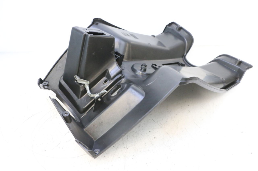 photo de TAPA FRONTAL INTERIOR APRILIA SR MOTARD 50 (2012 - 2018) - Detalles de los puntos de fijación