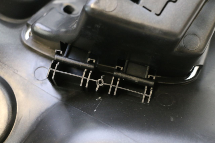 photo de TAPA FRONTAL INTERIOR APRILIA SR MOTARD 50 (2012 - 2018) - Marcados y referencias originales