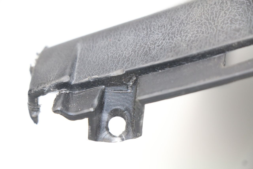 photo de TAPA FRONTAL INTERIOR RAZZO STEED 125 (2012 - 2018) - Detalles de los puntos de fijación