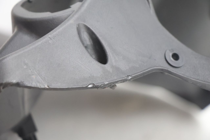photo de TAPA FRONTAL INTERIOR PEUGEOT STREETZONE NAKED 2T 50 (2014 - 2018) - Detalles de los puntos de fijación