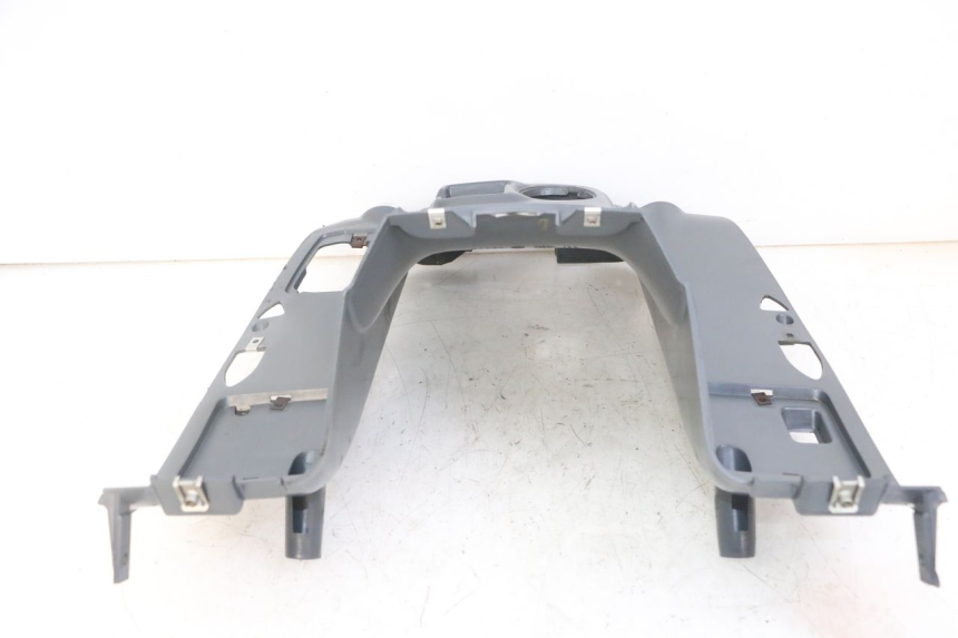 photo de TAPA FRONTAL INTERIOR PIAGGIO SUPER LX 125 (2000 - 2003) - Primer plano técnico
