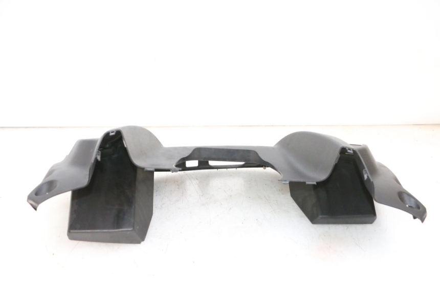 photo de TAPA FRONTAL SUPERIOR SUZUKI BURGMAN 650 (2013 - 2020) - Detalles de los puntos de fijación