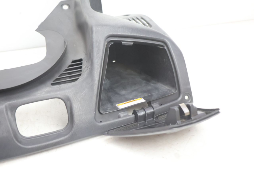 photo de TAPA FRONTAL SUPERIOR SUZUKI BURGMAN EXECUTIVE ABS 650 (2006 - 2012) - Primer plano técnico