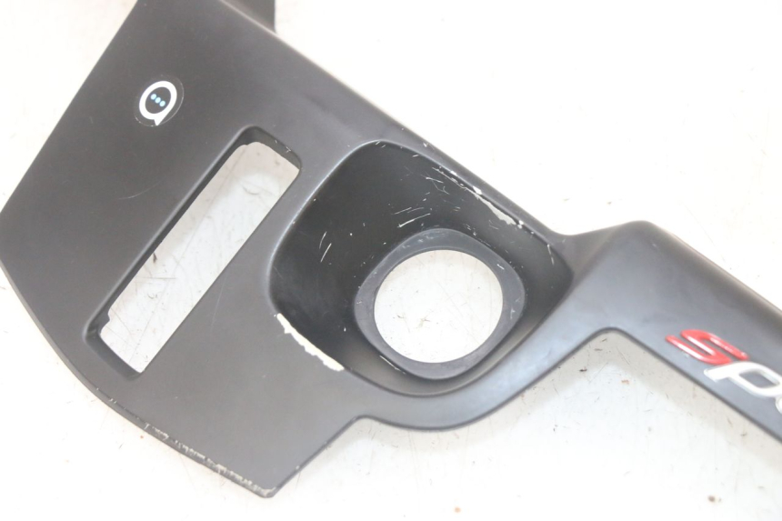 photo de TAPA FRONTAL SUPERIOR PIAGGIO MP3 HPE 300 (2019 - 2026) - Detalles de los puntos de fijación