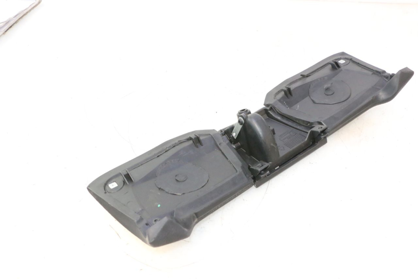 photo de TAPA FRONTAL SUPERIOR PIAGGIO MP3 500 (2016 - 2018) - Primer plano técnico