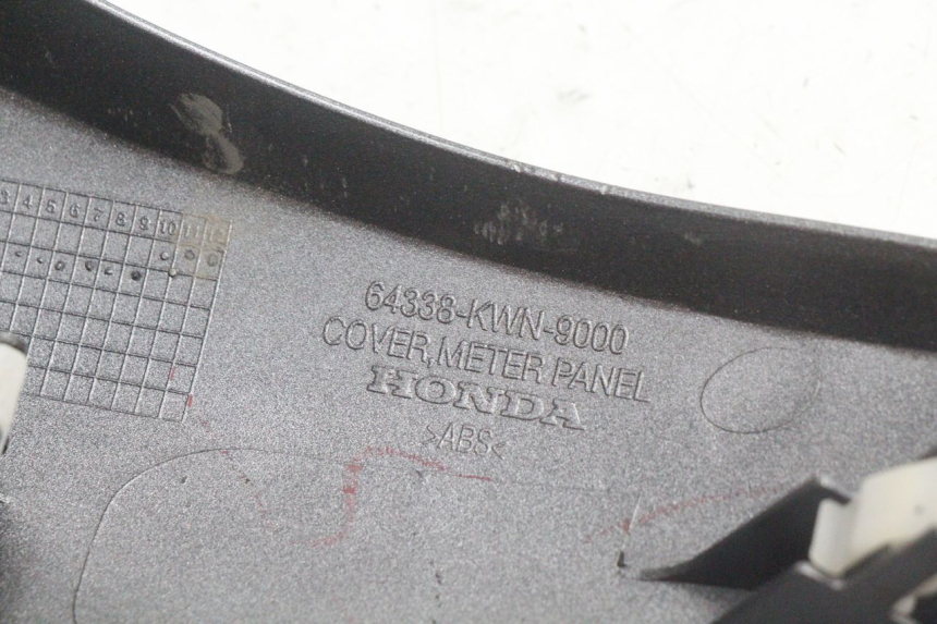 photo de TAPA FRONTAL SUPERIOR HONDA PCX (JF28) 125 (2009 - 2011) - Detalles de los puntos de fijación