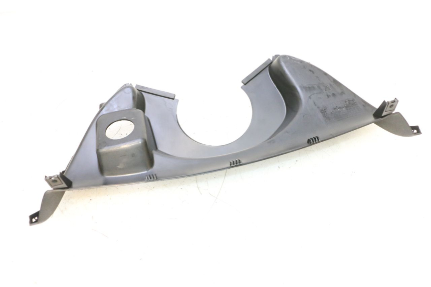 photo de TAPA FRONTAL SUPERIOR YAMAHA YP MAJESTY 125 (1998 - 2001) - Primer plano técnico
