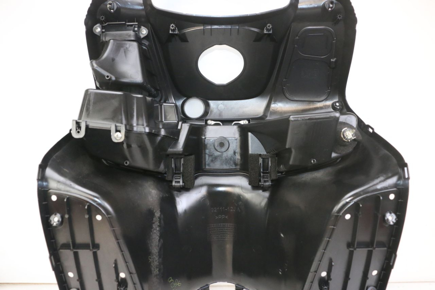 photo de TAPA FRONTAL INTERIOR SUZUKI BURGMAN 125 (2018 - 2021) - Detalles de los puntos de fijación