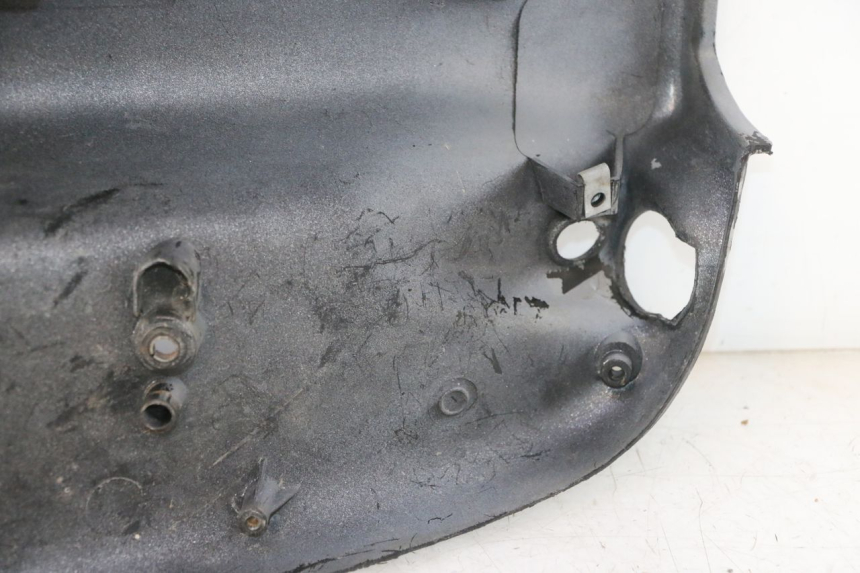 photo de TAPA FRONTAL INTERIOR PIAGGIO TYPHOON 50 (1993 - 1999) - Primer plano técnico