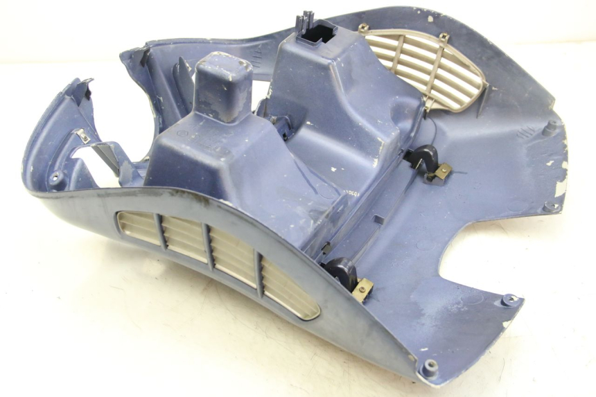 photo de TAPA FRONTAL INTERIOR PIAGGIO VESPA GRANTURISMO 125 (2003 - 2007) - Primer plano técnico