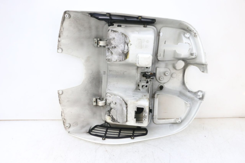 photo de TAPA FRONTAL INTERIOR PIAGGIO VESPA GTS SUPER IE 125 (2009 - 2016) - Zoom sobre los componentes