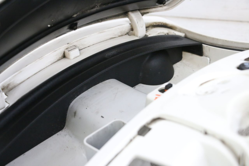 photo de TAPA FRONTAL INTERIOR PIAGGIO VESPA GTS SUPER IE 125 (2009 - 2016) - Primer plano de alta resolución