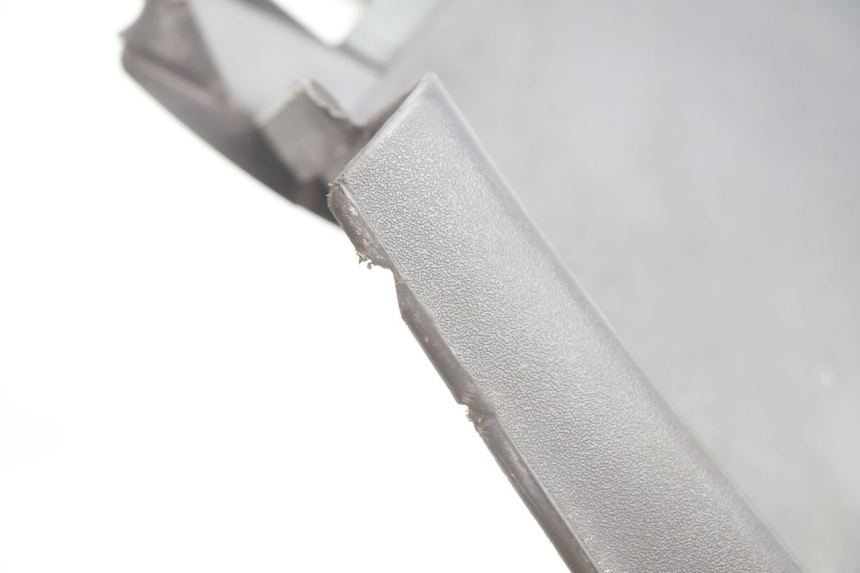 photo de TAPA FRONTAL INTERIOR PEUGEOT VIVACITY 100 (1999 - 2008) - Enfoque en la estructura