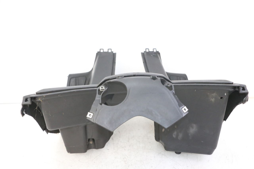 photo de TAPA FRONTAL INTERIOR YAMAHA X-MAX XMAX ABS 250 (2010 - 2012) - Zoom sobre los componentes