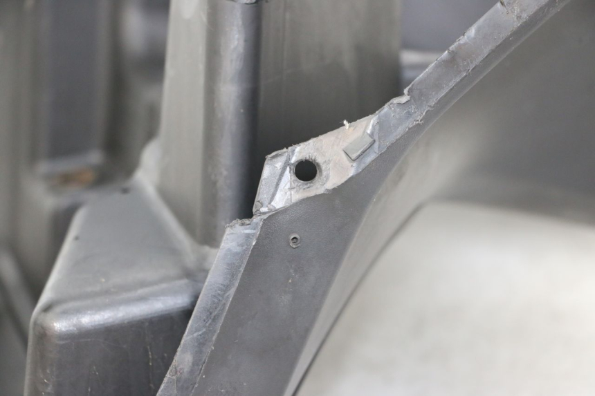 photo de TAPA FRONTAL INTERIOR YAMAHA X-MAX XMAX ABS 250 (2010 - 2012) - Primer plano técnico
