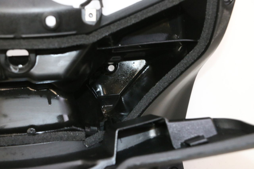 photo de PANEL INTERIOR YAMAHA X-MAX XMAX 125 (2010 - 2013) - Detalles de los puntos de fijación