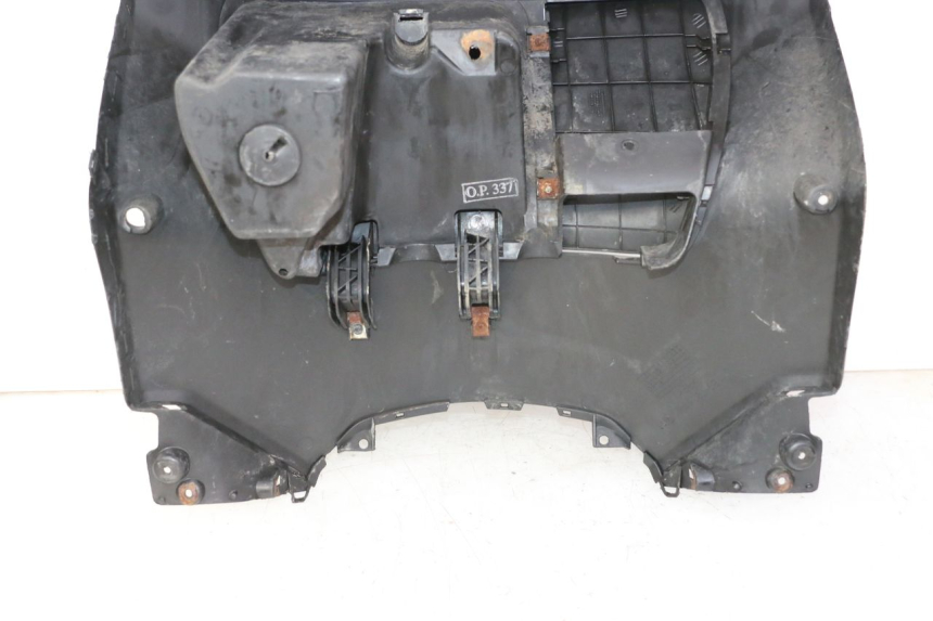 photo de PANEL INTERIOR YAMAHA X-MAX XMAX 250 (2006 - 2009) - Detalles de los puntos de fijación