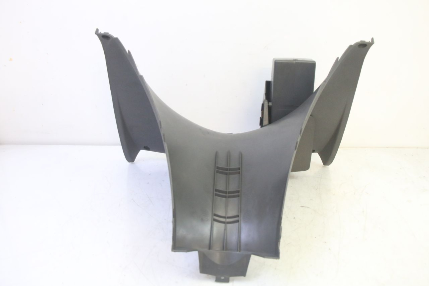 photo de TAPA FRONTAL INTERIOR YAMAHA YP MAJESTY 125 (2002 - 2006) - Detalles de los puntos de fijación