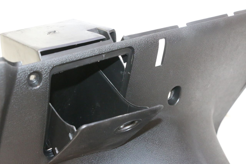 photo de TAPA FRONTAL INTERIOR YAMAHA YP MAJESTY 125 (2002 - 2006) - Primer plano técnico